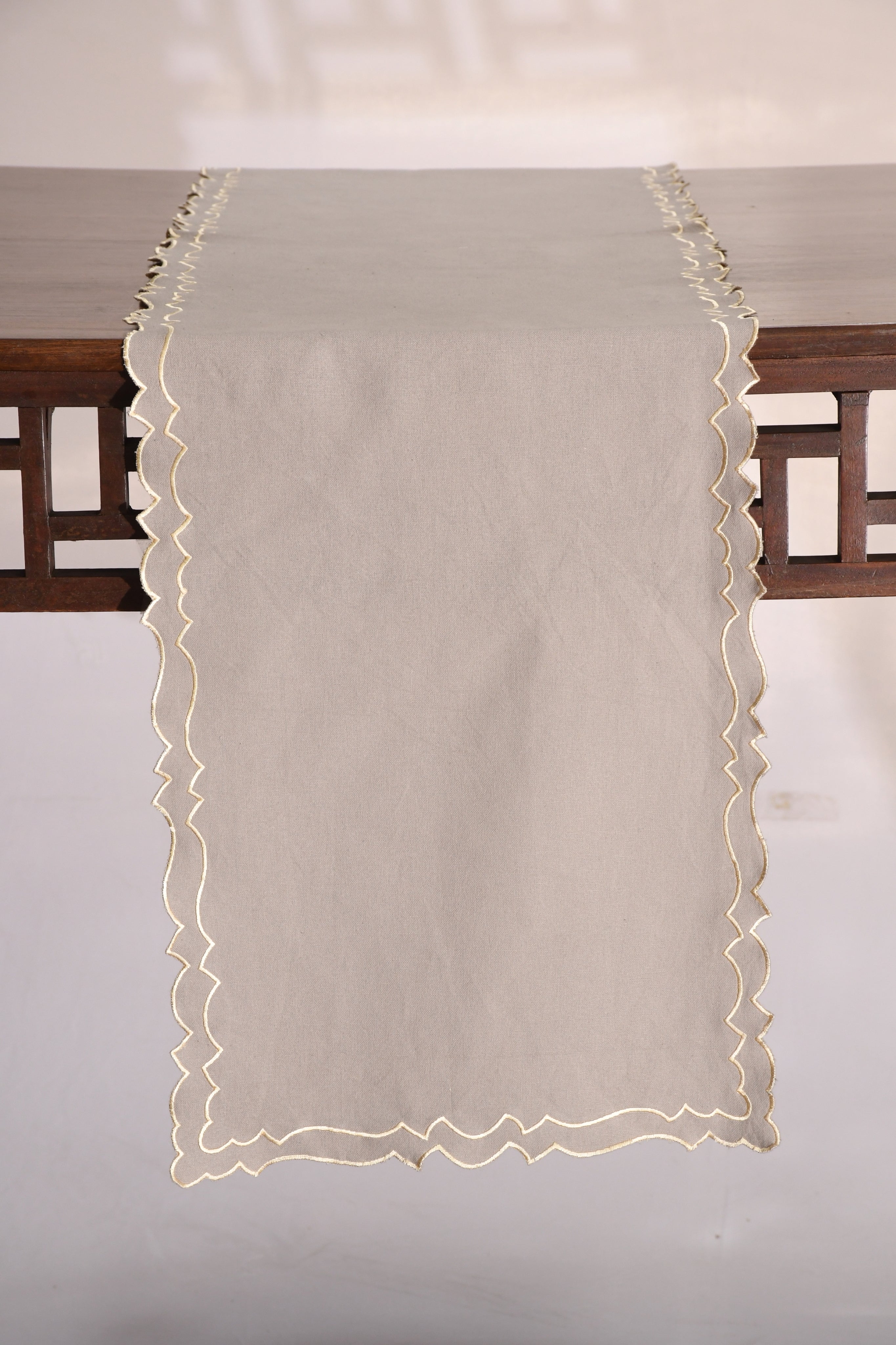 Scalloped Runner - Vintage Scalloped Oza Clear
